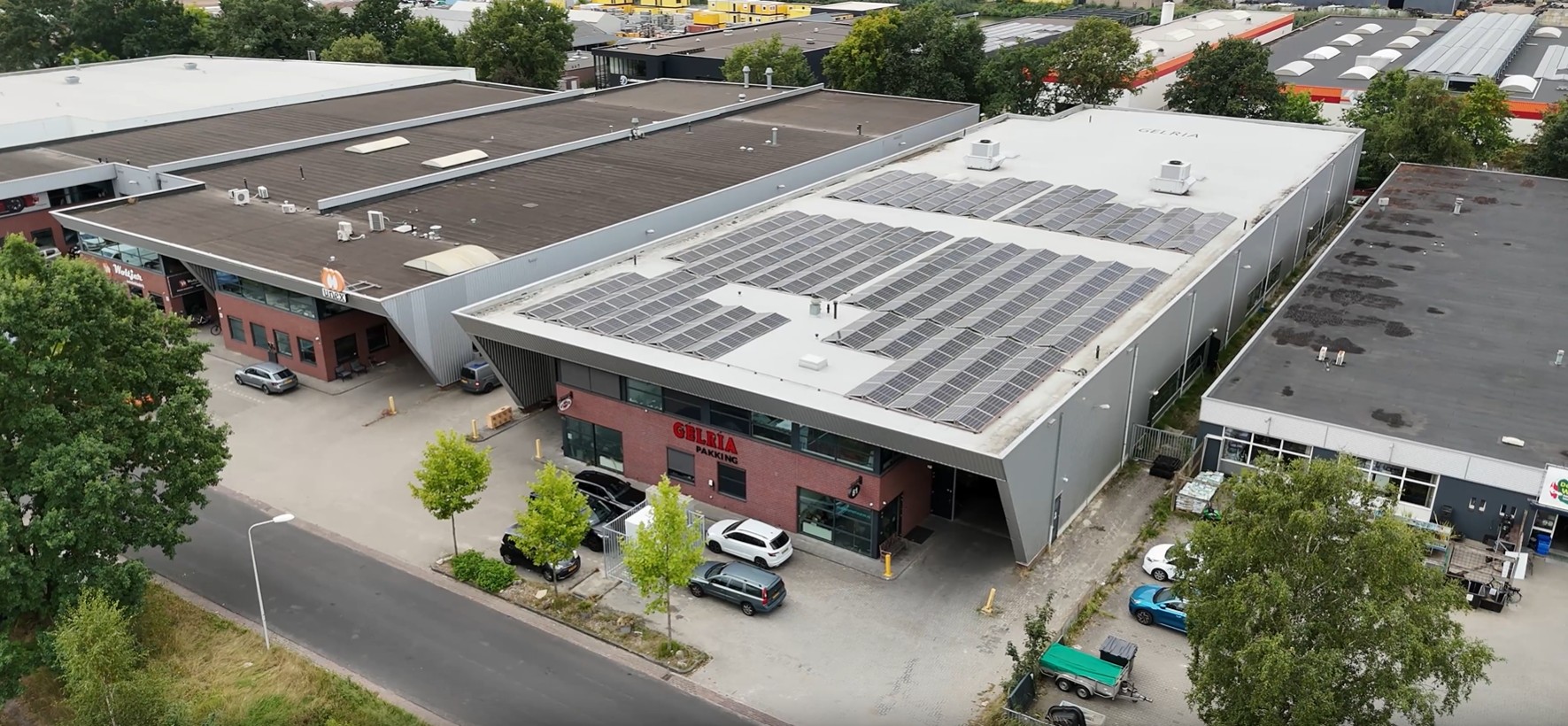 Zonnepanelen op dak van Gelria Pakking