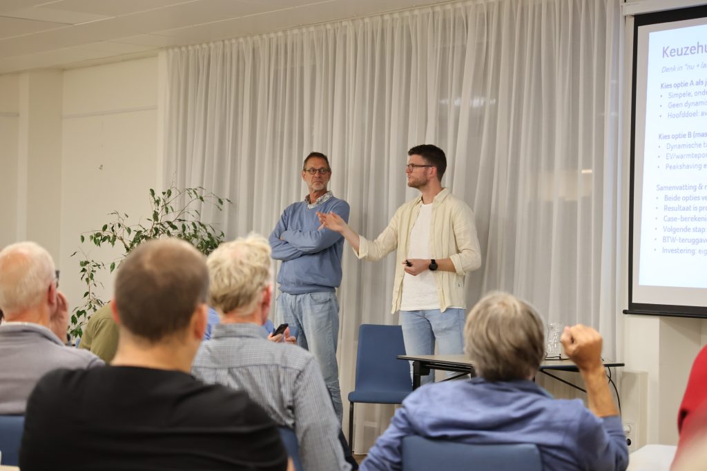 Bob Duindam en Tim Schulte tijdens een informatieavond, georganiseerd door LochemEnergie