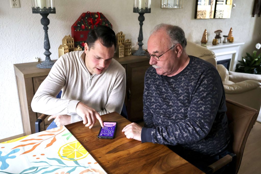 Freek Knol uit Wierden deelde graag zijn ervaring met ons. "Mijn broer was lovend over jullie, dus ben ik gaan bellen. Jullie zijn to-the-point en maken het niet mooier dan het is. Michiel was de deur nog niet uit en ik wist: dit gaan we doen." Freek is nu klaar voor de toekomst met extra zonnepanelen, een Dyness thuisbatterij en de Slimmerik® voor slimme energiesturing.