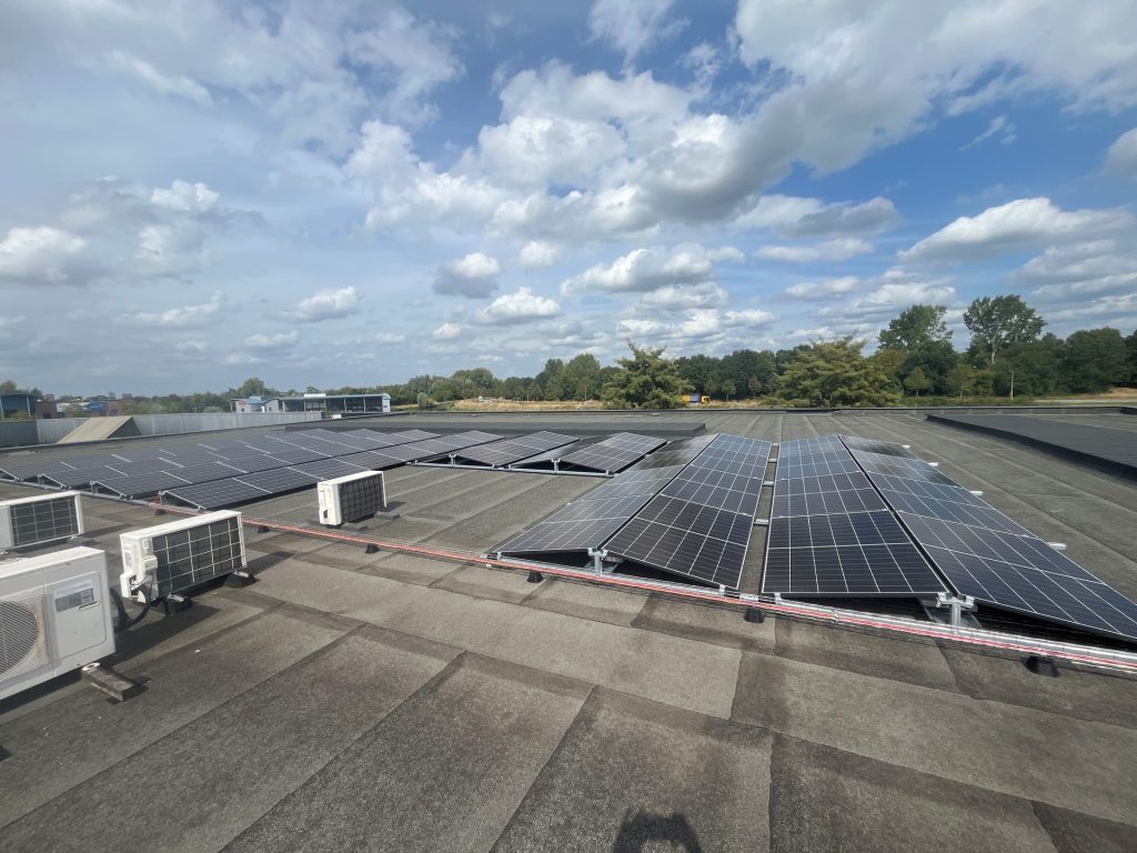 Zonnepanelen op het dak van VDM Cars in Utrecht