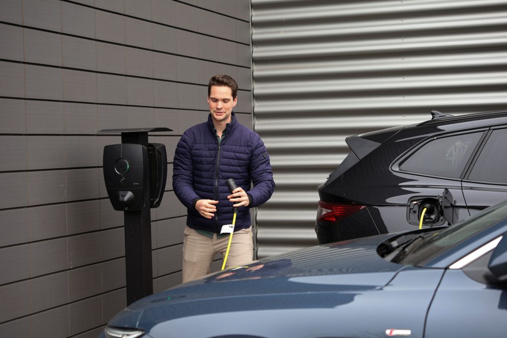 Koen Nijenhuis laadt zijn elektrische auto
