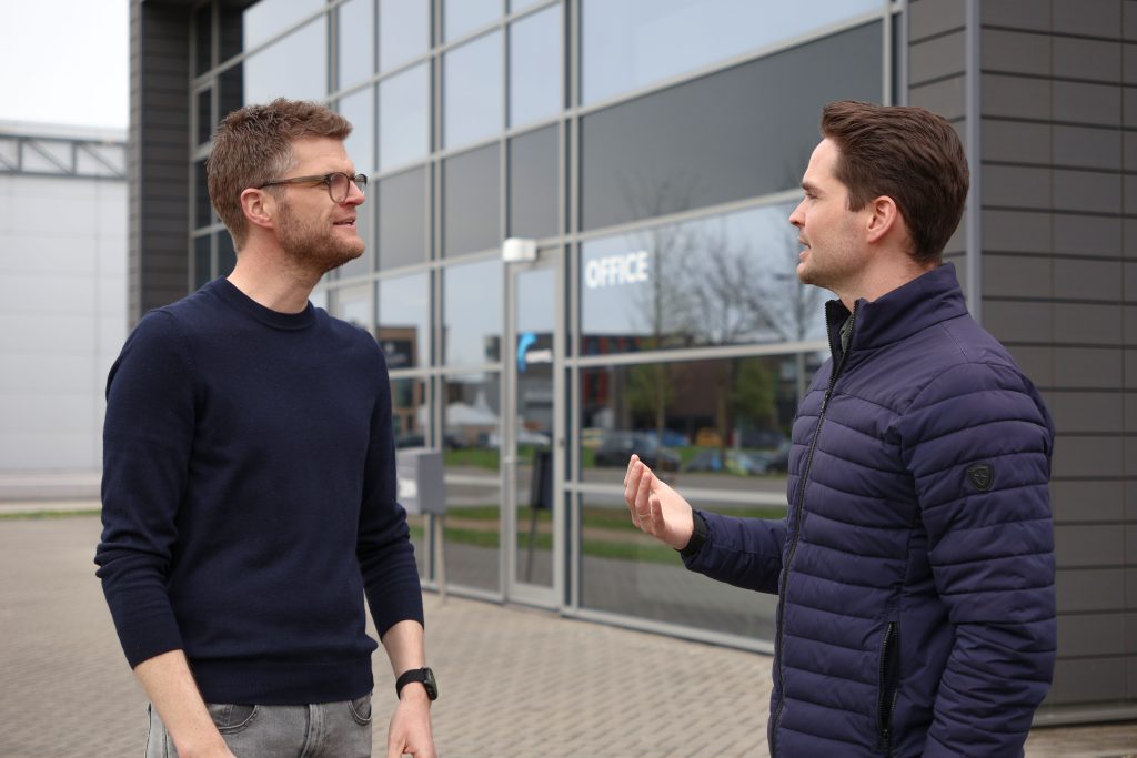 Tim Schulte en Koen Nijenhuis voor het pand van Hanwel in Hengelo