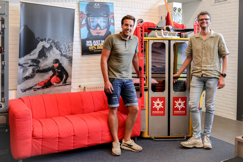 Tim Schulte en Freek Tijink bij de huidige wintersportafdeling van Kienhuis Groep in Denekamp