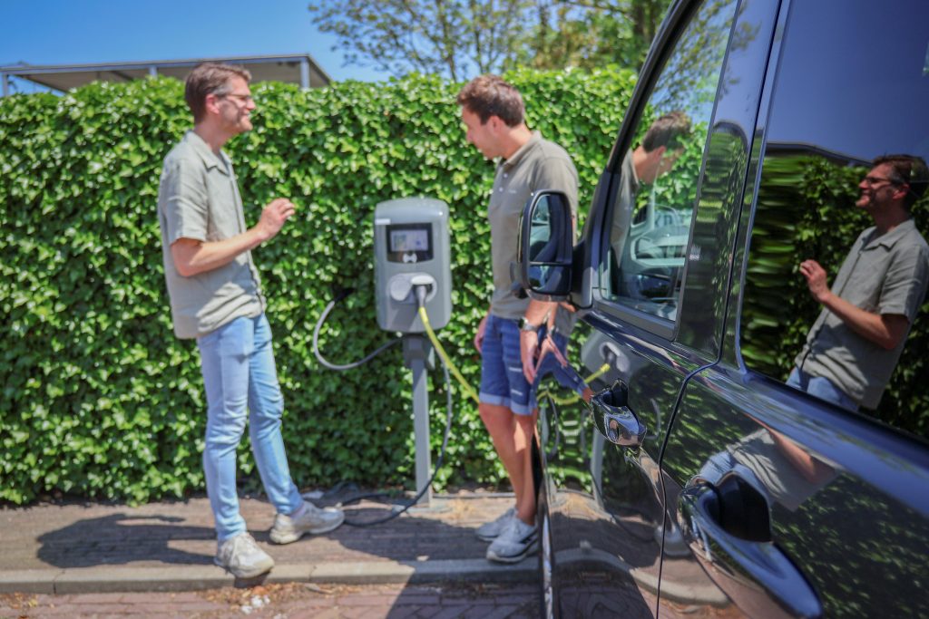 Tim Schulte en Freek Tijink bij een van de laadpunten van Kienhuis Groep die gebruikt wordt voor de busverhuur
