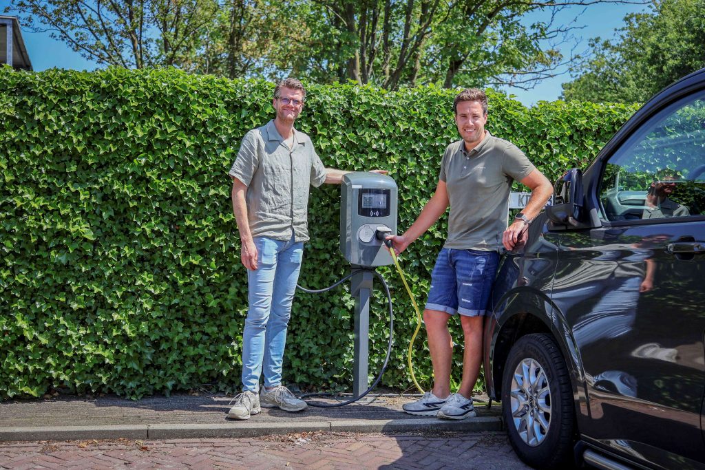 Tim Schulte en Freek Tijink bij het laadplein van Kienhuis Groep in Denekamp