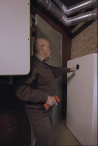 Paul Kok bij de GoodWe batterij van 32 kWh